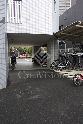 コンフォリア西新宿 自転車置き場