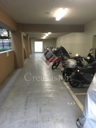 ロイヤルパークス新田 バイク置き場