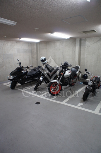 プライムアーバン新宿夏目坂タワーレジデンス バイク置き場　画像