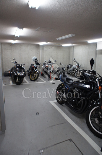 プライムアーバン新宿夏目坂タワーレジデンス バイク置き場　写真