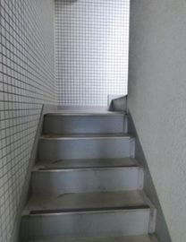 新宿明治通りビル 階段
