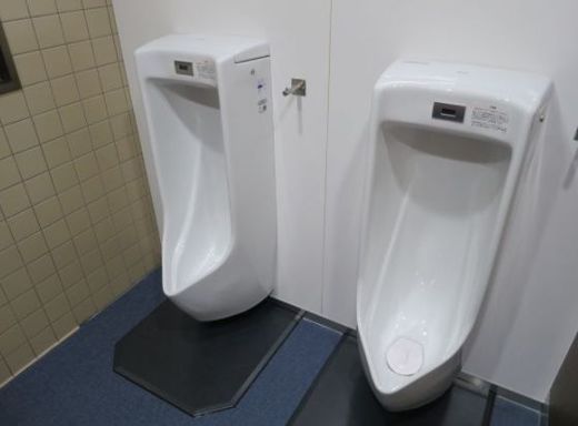 稲村ビル 男性用トイレ