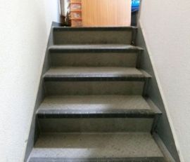 青山アイアイビル 階段