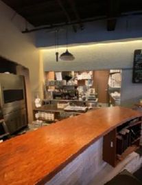 西新橋一丁目川手ビル 1階　店内