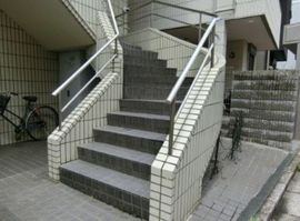 ピアザ・KONDOH 階段