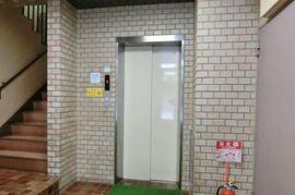 五明館ビル 乗り口