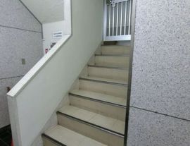 神谷ビル(目黒) 内階段