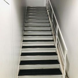 上野トーセイビル 内階段