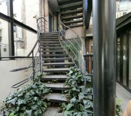 シンプルビル 階段