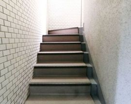 万代三田ビル 階段