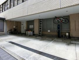 近源ビル 駐車場