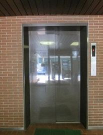 近源ビル エレベーター　乗り口 降り口
