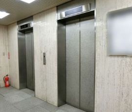 吉半八重洲通りビル エレベーター　乗り口