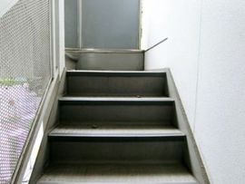 巌松堂ビル 階段