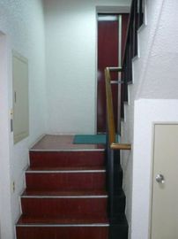 三和産工ビル 階段