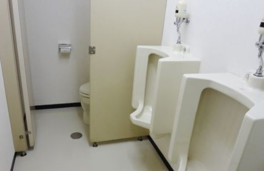 八重洲セントラル 男性用トイレ