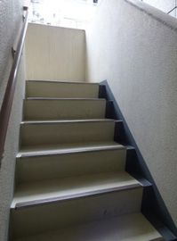 Rビル 階段