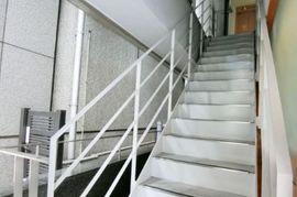 エック三田ビル 階段