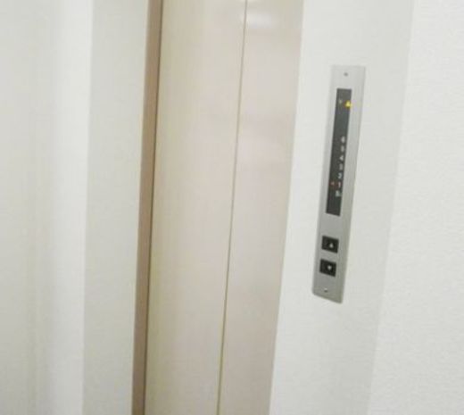 蛎殻町ビルヂング 乗り口