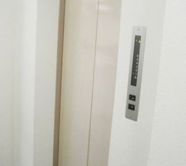 蛎殻町ビルヂング 乗り口