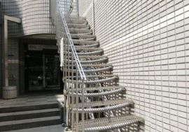 IZUMIビル 階段