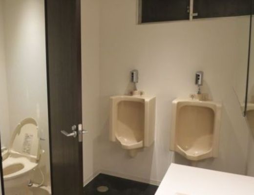 神田東山ビル 男性用トイレ
