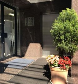 アイエヌビル 出入り口