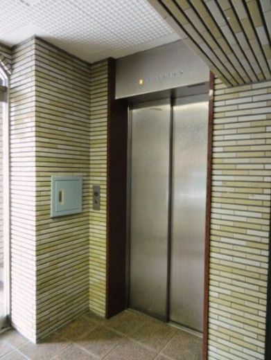 日興パレス三番町(店舗) エレベーター