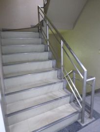 タナベビル 階段