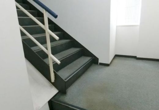 第一びる西館 階段