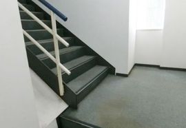 第一びる西館 階段
