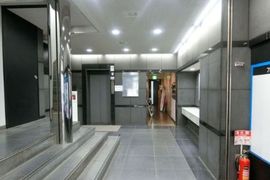 御茶ノ水駅前ビル エントランス