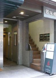 荘栄建物ビル エントランス