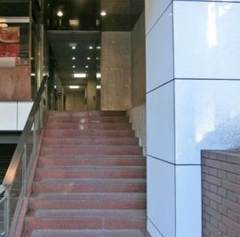 MOAビル 階段