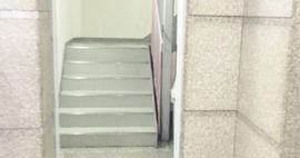 新富町ビル 階段