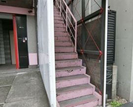 網野ビル 階段