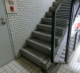 新富町1丁目ビル 階段