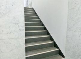日新青山ビル 階段