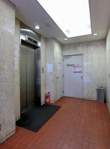 山萬ビル エレベーターホール　写真
