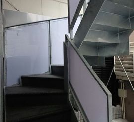 田村町 Shinshodoh BLDG 階段　写真
