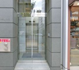 クローバー青山・ONE エントランス　写真