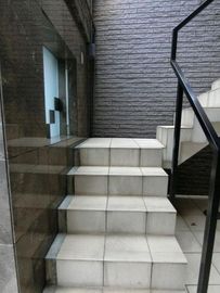 TMTビル 階段　写真