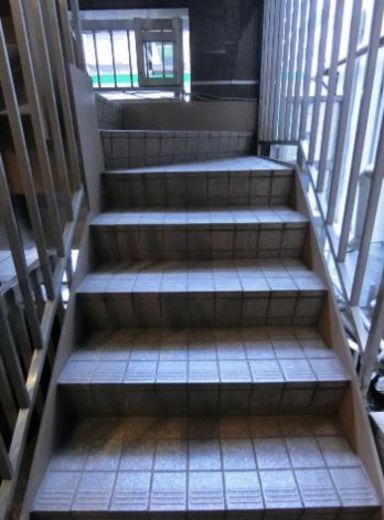 恵比寿フロントビル 階段　写真