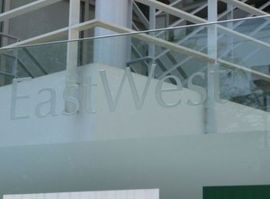 EastWest ネームプレート　写真