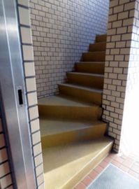 PAL音羽ビル 階段　写真
