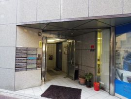第一泉ビル エントランス　写真