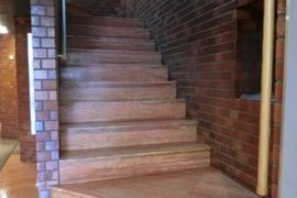 越一ビル 階段