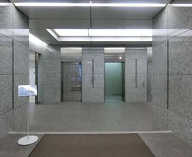 日本生命新宿西口ビル エントランスホール写真