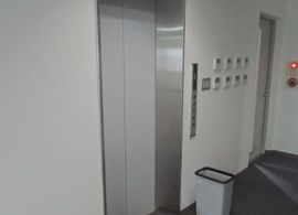 神保町須賀ビル 乗り口　折口