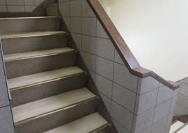 小谷ビル 階段　写真